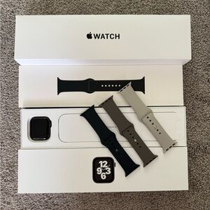 Apple Watch SE with Space Gray Aluminum Case